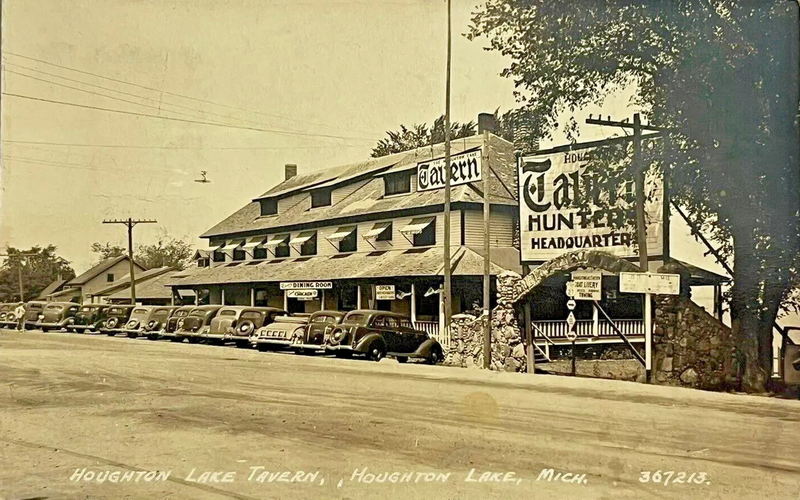 Houghton Lake Hotel (Houghton Lake Tavern) - Vintage Postcard